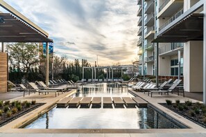 Una piscina al aire libre