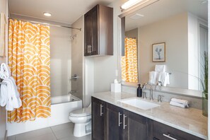 Appartement, 1 kingsize bed (Office) | Badkamer | Een douche, gratis toiletartikelen, een haardroger, handdoeken
