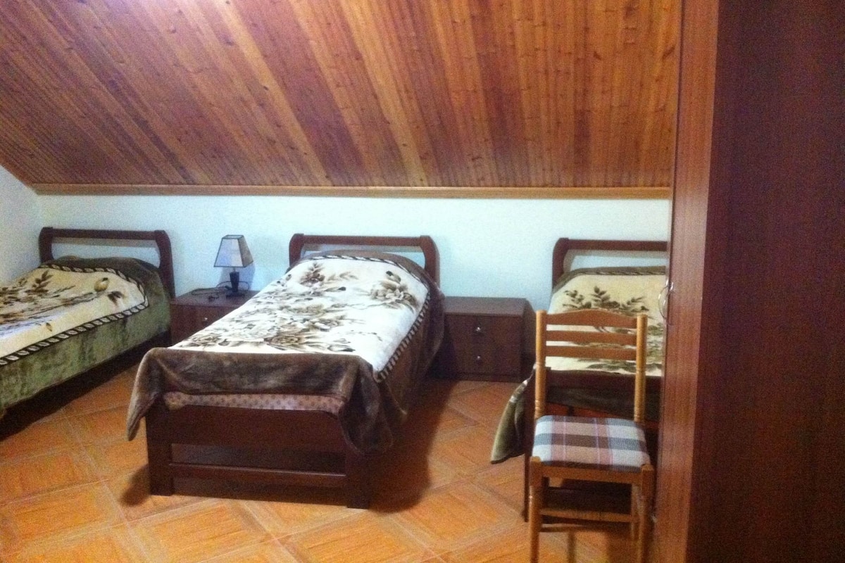 Habitación triple, baño compartido | Wifi gratis y ropa de cama