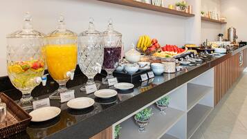 Café da manhã self-service grátis durante a semana