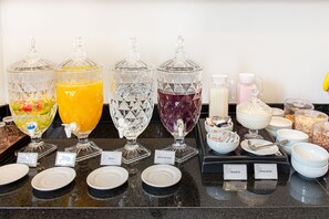 Free self-service breakfast on weekdays  - Florida Mall Hotel & Suites (Limeira)