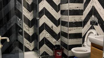 Standard Suite | Bathroom | Shower, free toiletries, hair dryer, towels