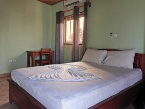 Grand Double Room | Desk, iron/ironing board, bed sheets - Hôtel 2S (Douala)