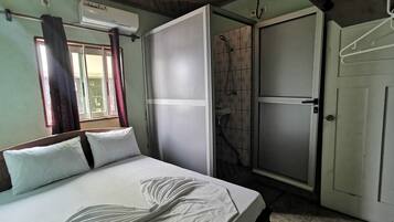 Basic-Doppelzimmer, 1 Doppelbett | Dusche im Bad