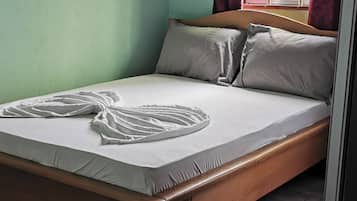 Bureau, fer et planche Ă repasser, draps fournis