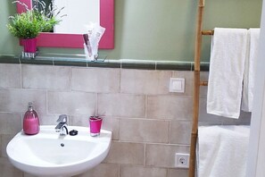 Ducha, artículos de tocador gratuitos, secador de pelo, toallas