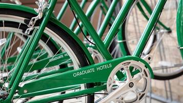 Una bicicleta verde con cadena y mecanismo de cambios.