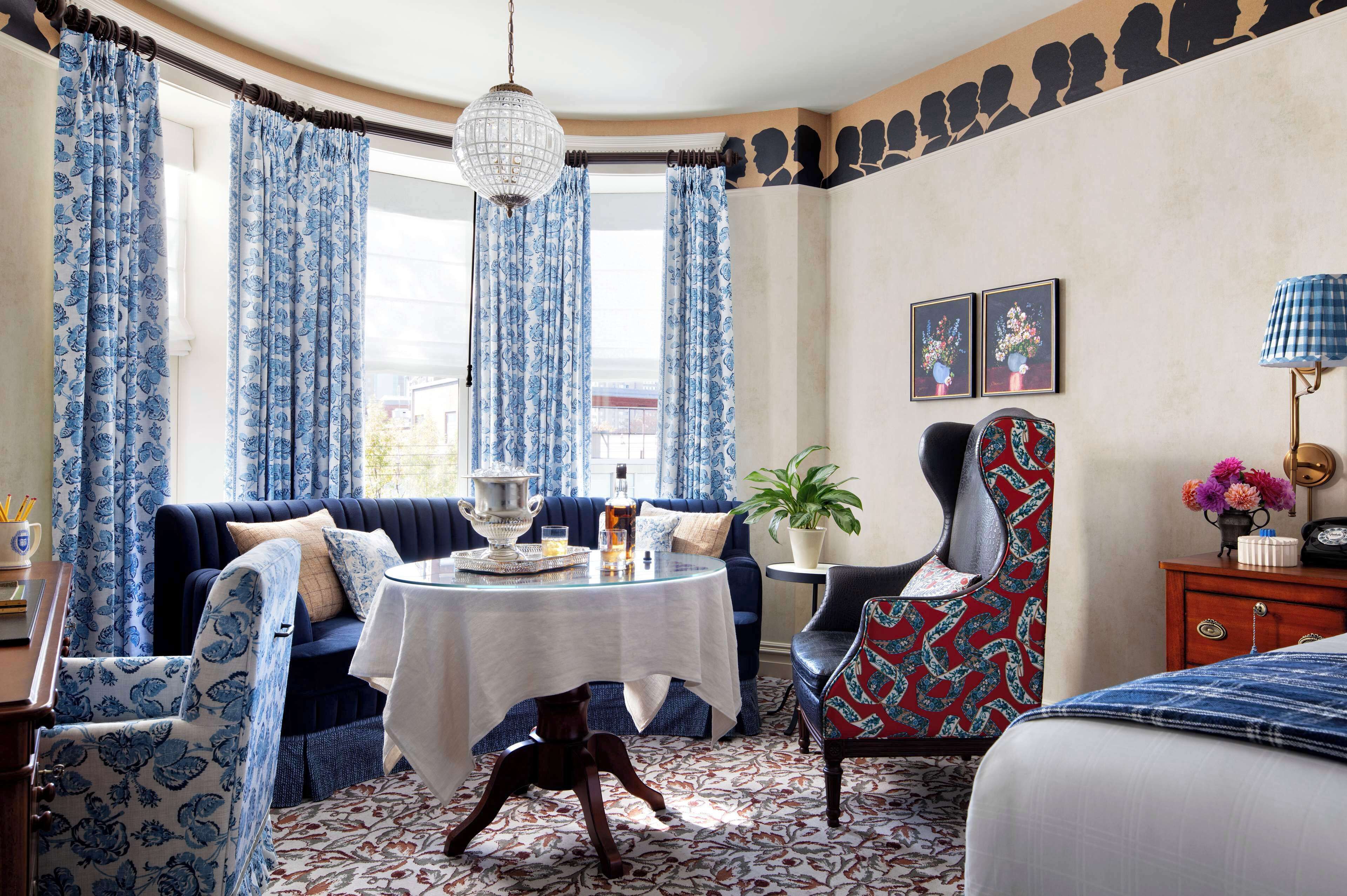 Zimmer, 1 King-Bett | Wohnbereich | 55-Zoll-Flachbildfernseher mit Kabelempfang, Netflix, Pay-TV