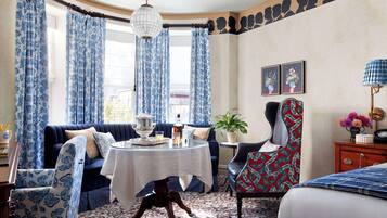 Zimmer, 1Â King-Bett | Wohnbereich | 55-Zoll-Flachbildfernseher mit Kabelempfang, Netflix, Pay-TV