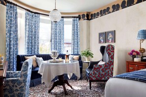 客房, 1 张特大床 | 起居区 | 55-英寸纯平电视（配备有线频道）、Netflix、收费电影