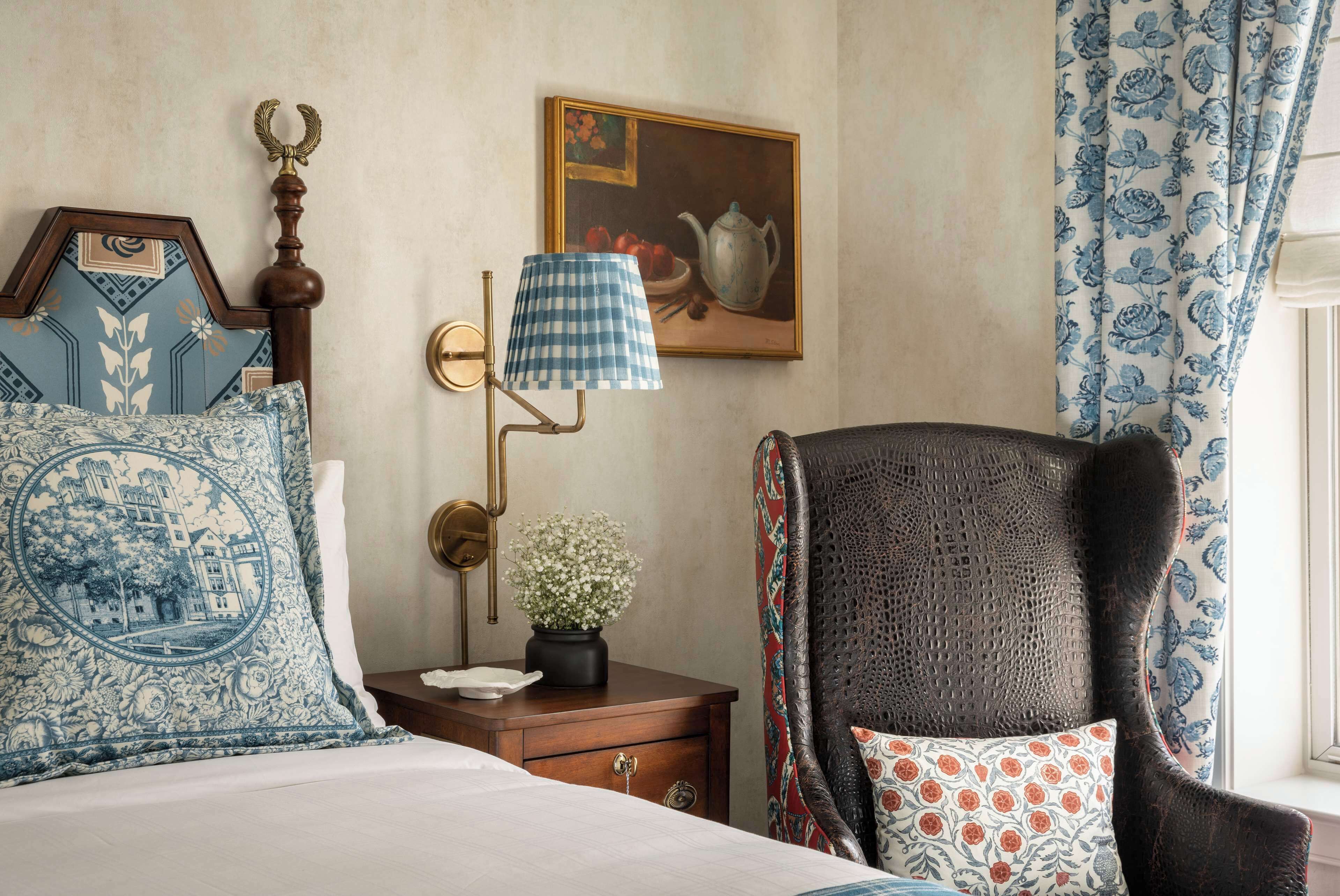 standard room, 1 king bed | in-room safe, desk, blackout curtains, soundproofing