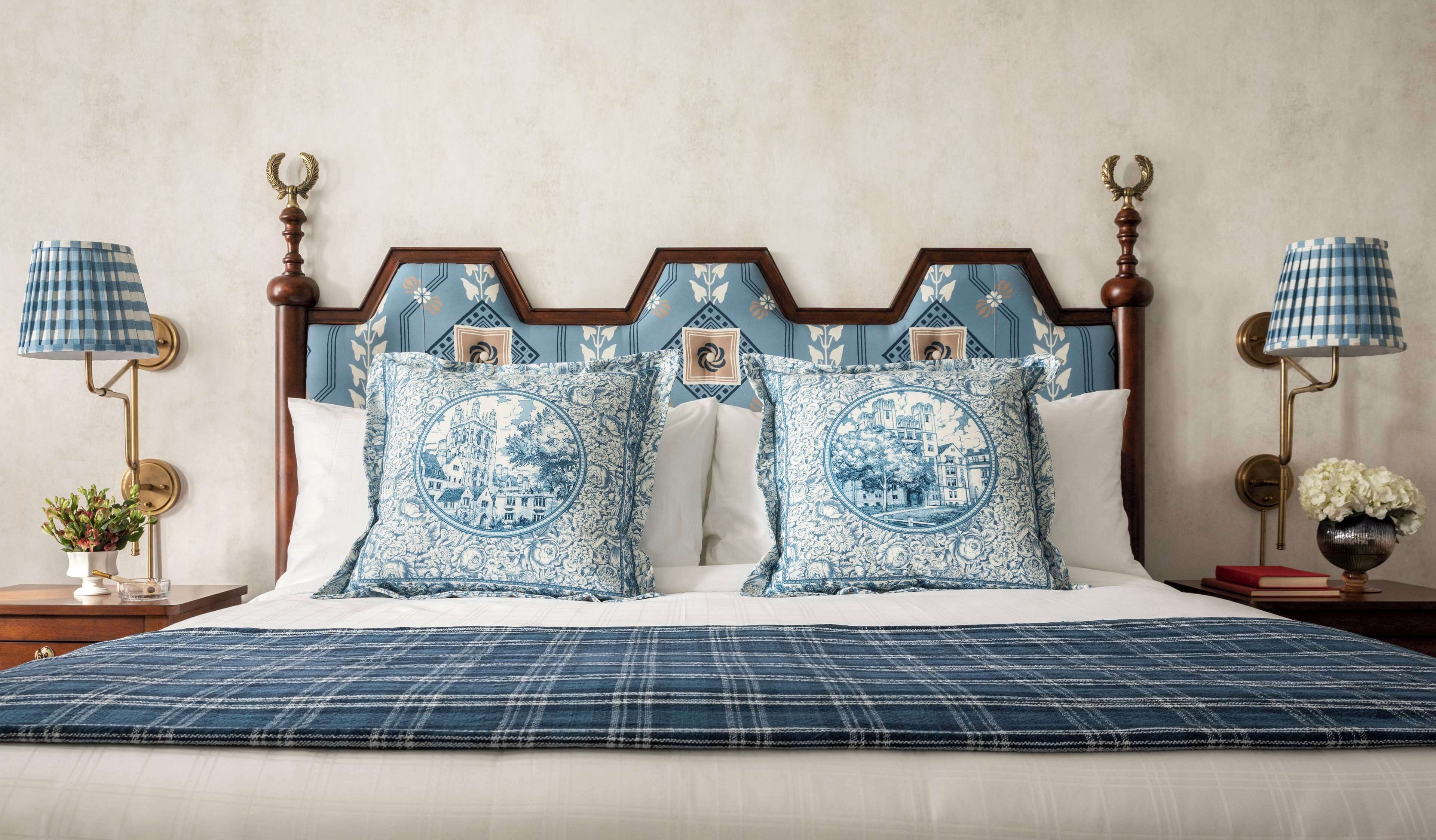 standard room, 1 king bed | in-room safe, desk, blackout curtains, soundproofing