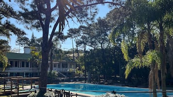 Piscina externa sazonal, guarda-sóis, espreguiçadeiras