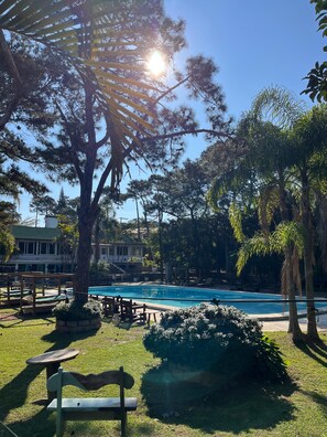 Seasonal outdoor pool, pool umbrellas, pool loungers - Residencial Cabanas da Praia Mole (Florianópolis)