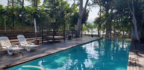 季节性开放的室外游泳池,池畔遮阳伞,日光浴躺椅