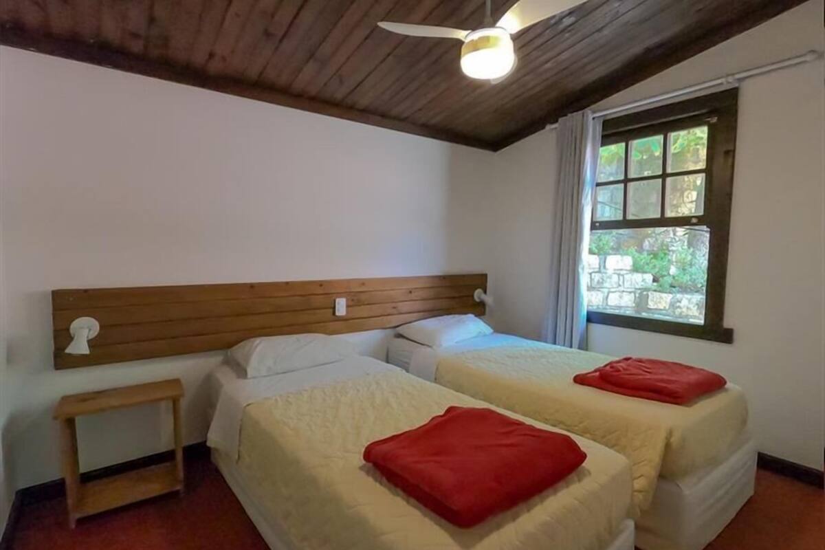 2 bedrooms, iron/ironing board, WiFi