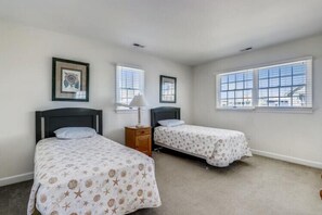 4 bedrooms, iron/ironing board, WiFi (free), bed sheets - The Tydway at Ships Watch in Duck (Duck)