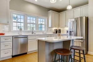 Fridge, microwave, oven, stovetop - The Tydway at Ships Watch in Duck (Duck)