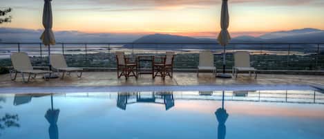 Außenpool (je nach Saison geöffnet), Sonnenschirme, Liegestühle