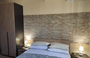 Minibar, bureau, rideaux occultants, fer et planche à repasser