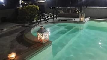 Piscina coperta, piscina stagionale all'aperto, lettini