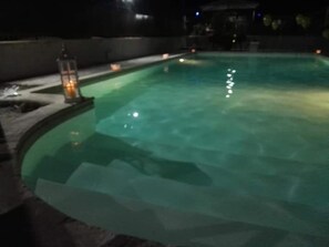 Hồ bơi trong nhà, hồ bơi ngoài trời phục vụ theo mùa, ghế dài tắm nắng 