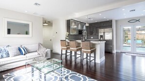 Unclassified image, 2 of 27, button - Cozy Cottage by Short Term Stays (Hollywood)