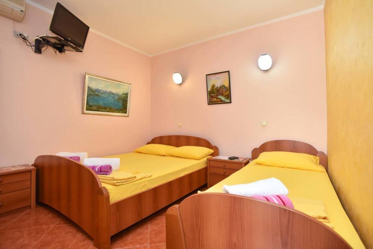Studio, Multiple Beds, Mountain View