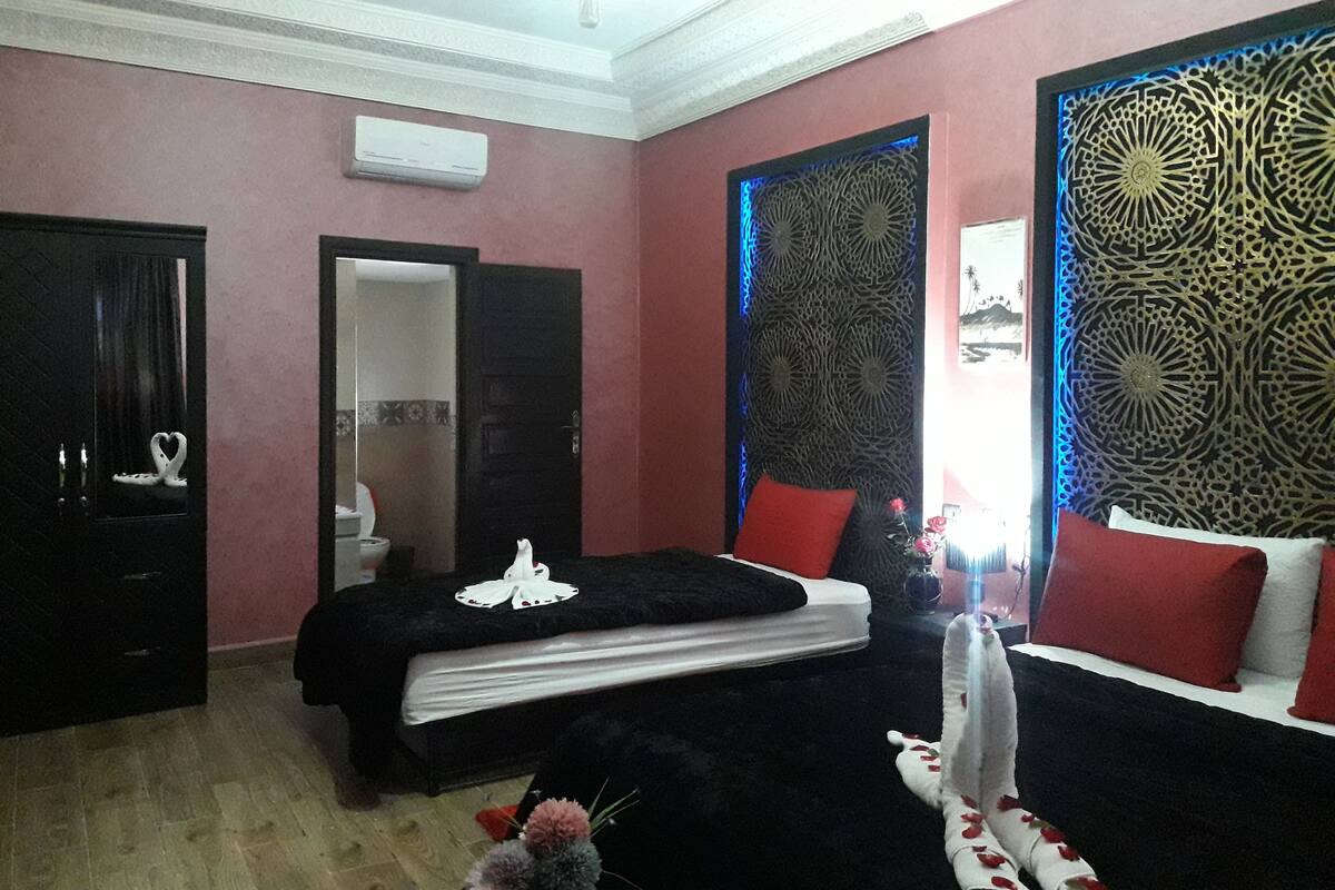 Cortinas blackout, tabla de planchar con plancha y cunas gratuitas