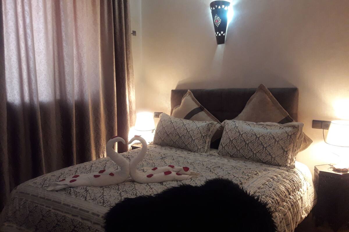 Cortinas blackout, tabla de planchar con plancha y cunas gratuitas