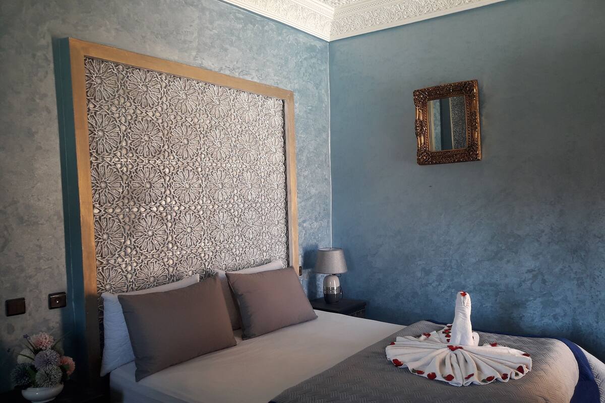 Cortinas blackout, tabla de planchar con plancha y cunas gratuitas