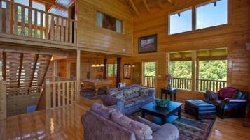 Televisión de pantalla plana, chimenea, reproductor de DVD