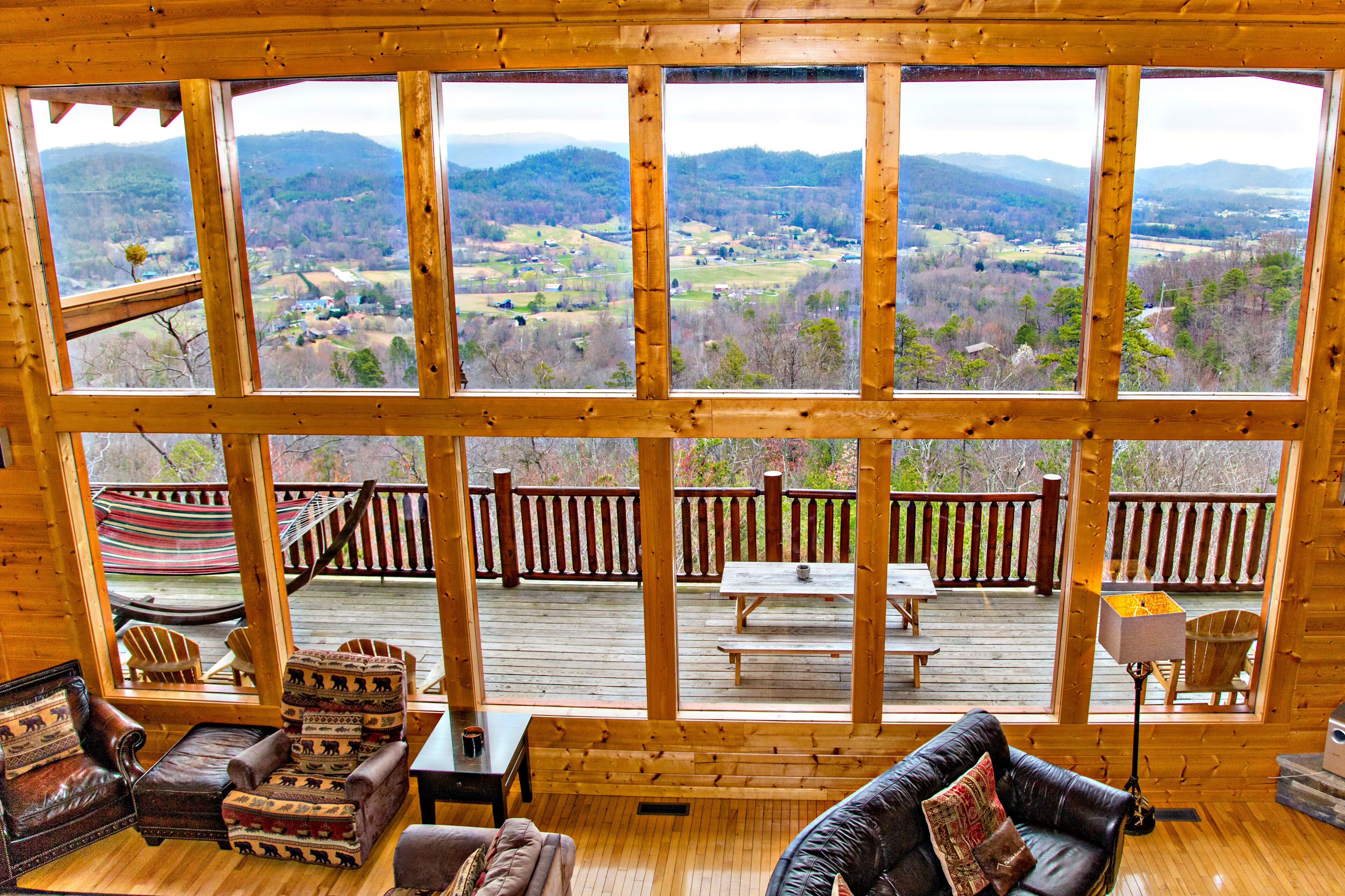 Τηλεόραση με επίπεδη οθόνη, τζάκι, συσκευή αναπαραγωγής DVD