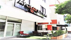 A building with a sign that reads "CLAY ELITE HOTEL". - Avcilar Elit Hotel (Istanbul)
