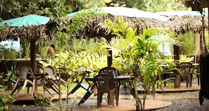 Tiki Lodge Bar & Restaurant - Hostel