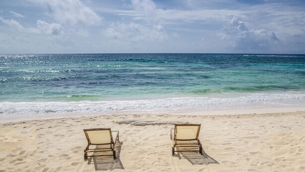 Two empty beach chairs facing the ocean. - Penelope Beach House (San Andrés)