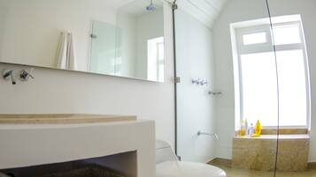 Family House | Bathroom | Free toiletries, hair dryer, towels, soap