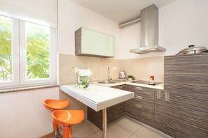Fridge, coffee/tea maker, electric kettle, toaster