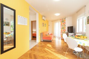 Dining - Cozy Apartment for 2-4 people, 150m from the sandy beach, city view (BASKA)