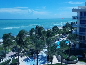 Utendørsbasseng og et oppvarmet basseng