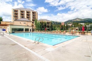 Apartamento (Breck Water House 5209) | Piscina | Una piscina cubierta, una piscina al aire libre