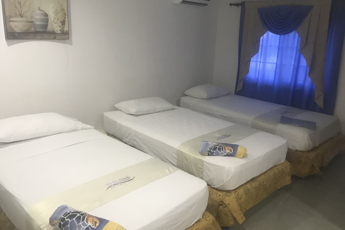 Habitación triple estándar | Camas supletorias y ropa de cama