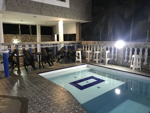 Hồ bơi ngoài trời phục vụ theo mùa 