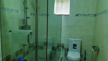 Combined shower/tub, towels, soap, toilet paper