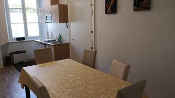 Apartment, 3 Bedrooms | In-room dining