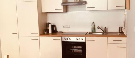 City-Studio, Stadtblick | Eigene Küche | Kühlschrank, Mikrowelle, Herdplatte, Wasserkocher mit Kaffee-/Teezubehör