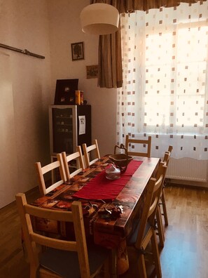 Studio Ville, vue sur la ville | Cuisine privée | Réfrigérateur, four à micro-ondes, surface de cuisson, cafetière-théière