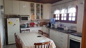 Geladeira, micro-ondas, cooktop, liquidificador