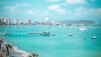 Chaises longues, serviettes de plage