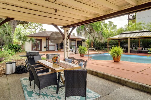 Walk to Beach! Romantic 'Deja View' Apt in Biloxi